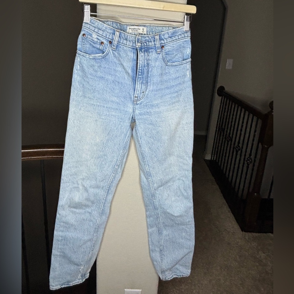 Abercrombie & Fitch 90’s Straight Ultra High Rise Light Wash Denim Jeans Size 25
